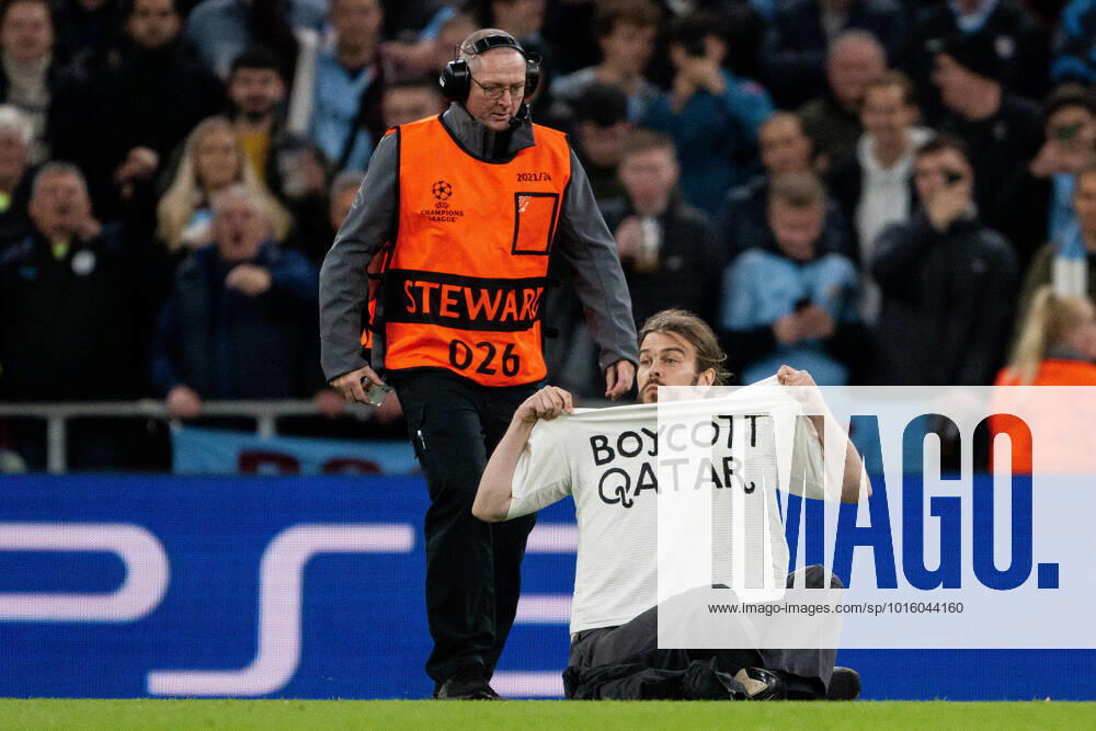 A pitch invader during the UEFA Champions League football match between FC Copenhagen and Manchester City on October 11, 2022 in Copenhagen Photo Petter Arvidson BILDBYRAN code PA PA0412 fotbol football soccer fotball champions league fc copenhagen manchester city bbeng planstormare audience,