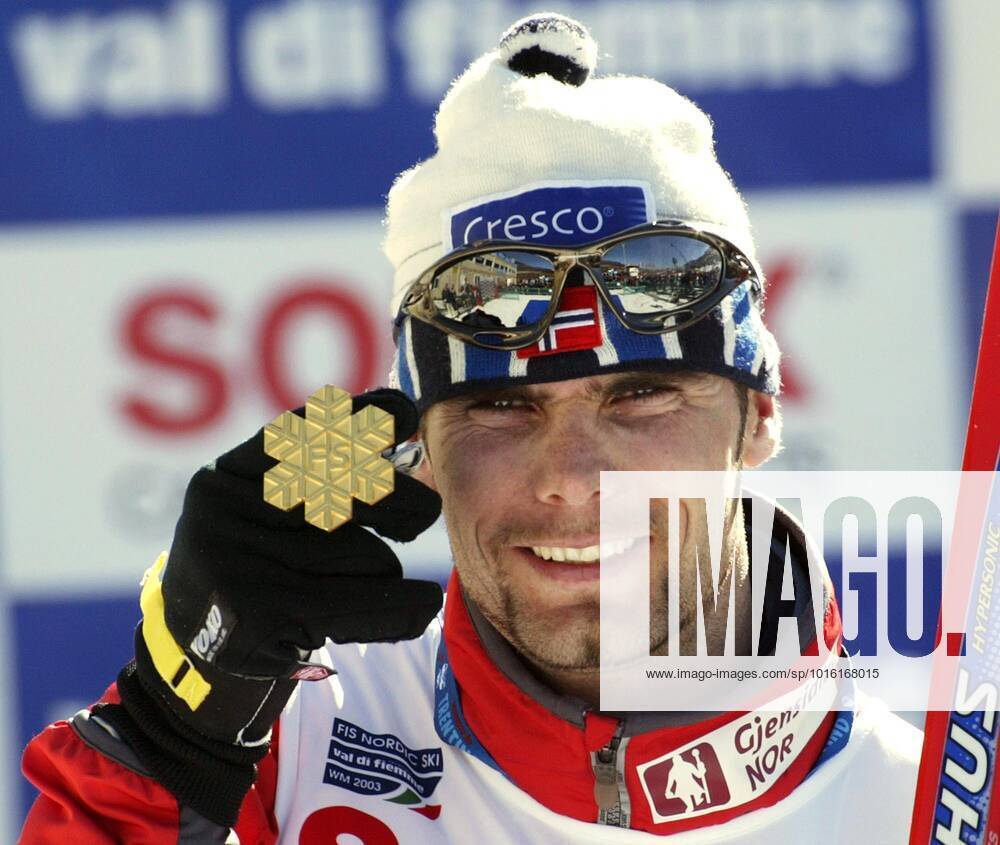 VAL DI FIEMME 20030219 Thomas Alsgaard with his gold medal after winning the mens 30 kilometer mass start at the Ski World Championships in Val di Fiemme on February 19th 2003 Val di Fiemme Italy