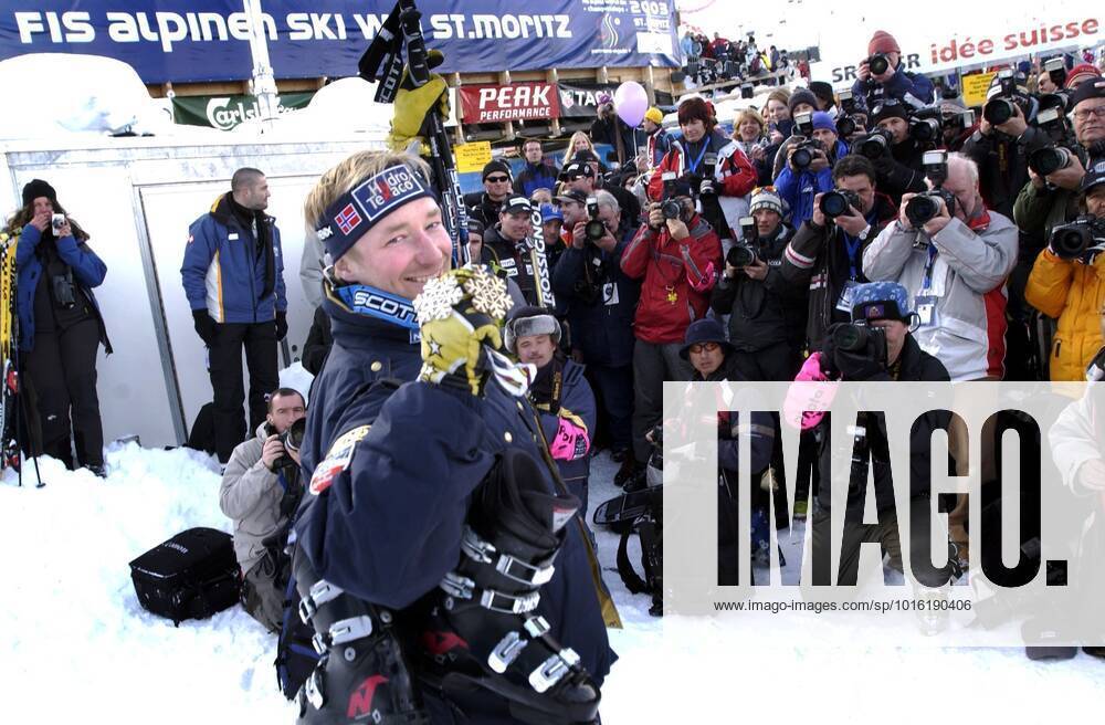 ST MORITZ 20030208 Norwegian WC silver through Kjetil Andre Aamodt when the mens downhill race was decided in St Moritz on Saturday 8 February 2003 The silver is Aamodts 19th championship medal Here Aamodt poses for the assembled world press ST MORITZ Switzerland