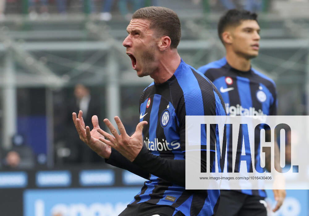 KW41 Fußball, Inter Mailand - US Salernitana October 16, 2022, MILAN, ITALY: Inter Milans Robin Gosens reacts during the Italian serie A soccer match between FC Inter and Salernitana Giuseppe Meazza stadium in Milan, 16 October 2022..ANSA MATTEO BAZZI MILAN ITALY - ZUMAa110 20221016_zaf_a110_016