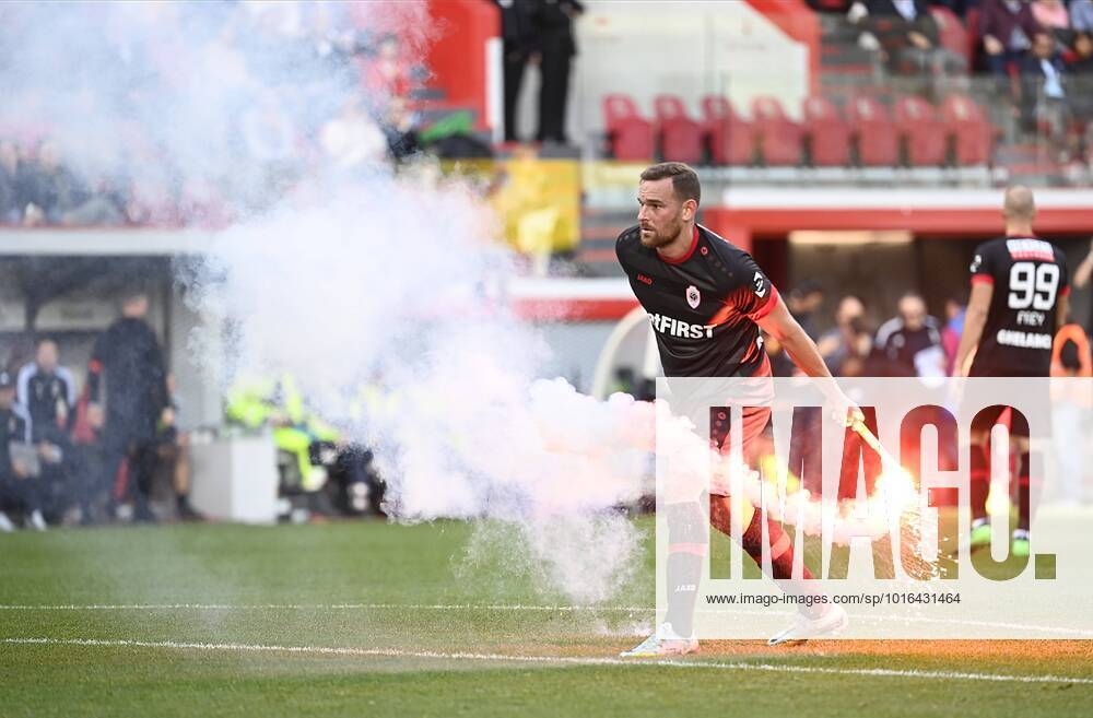 KW41 LIEGE, BELGIUM - OCTOBER 16 : illustration picture of fireworks with Janssen Vincent forward of Antwerp FC during the Jupiler Pro League match between Standard de Liege and Royal Antwerp FC on October 16, 2022 in Liege, Belgium, 16 10 2022 ( Standard de Liege v Royal Antwerp FC - Jupiler Pro League PhotoNews Panoramic