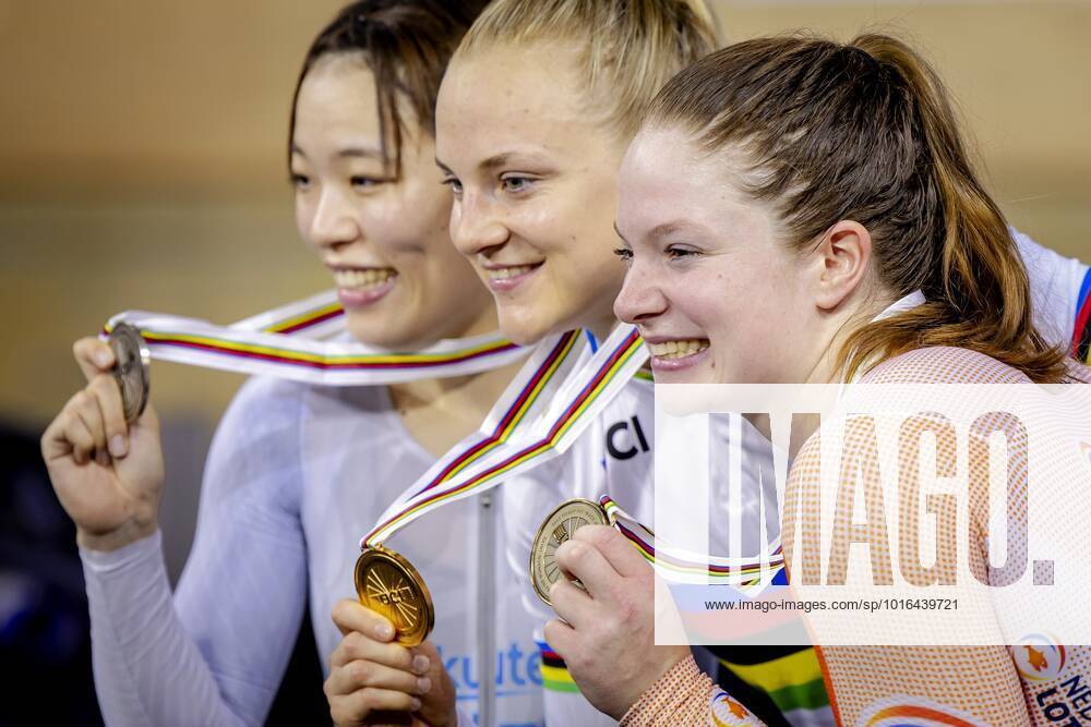 SAINT QUENTIN EN YVELINES Steffie van der Peet r with her bronze medal in the keirin event on the final day of the UCI Track Cycling World Championships in France ANP ROBIN VAN LONKHUIJSEN ANPxSportx IVx 456295659 originalFilename: 456295659
