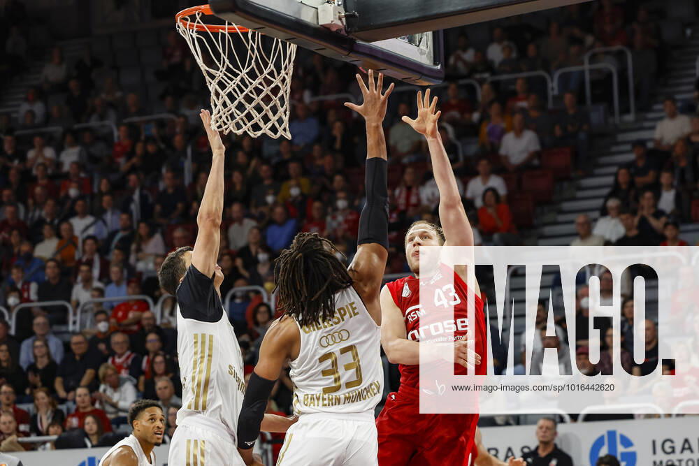 Right Christian Sengfelder Brose Bamberg, 43 center Freddie Gillespie Bayern Munich, 33 left Vladimir Lucic Bayern Munich, 11 Brose Bamberg FC Bayern Munich Muenchen basketball magentasport BBL Cup season 2022 23 final of eight, 16 10 2022 Bamberg, Brose Arena photo Daniel Löb Loeb