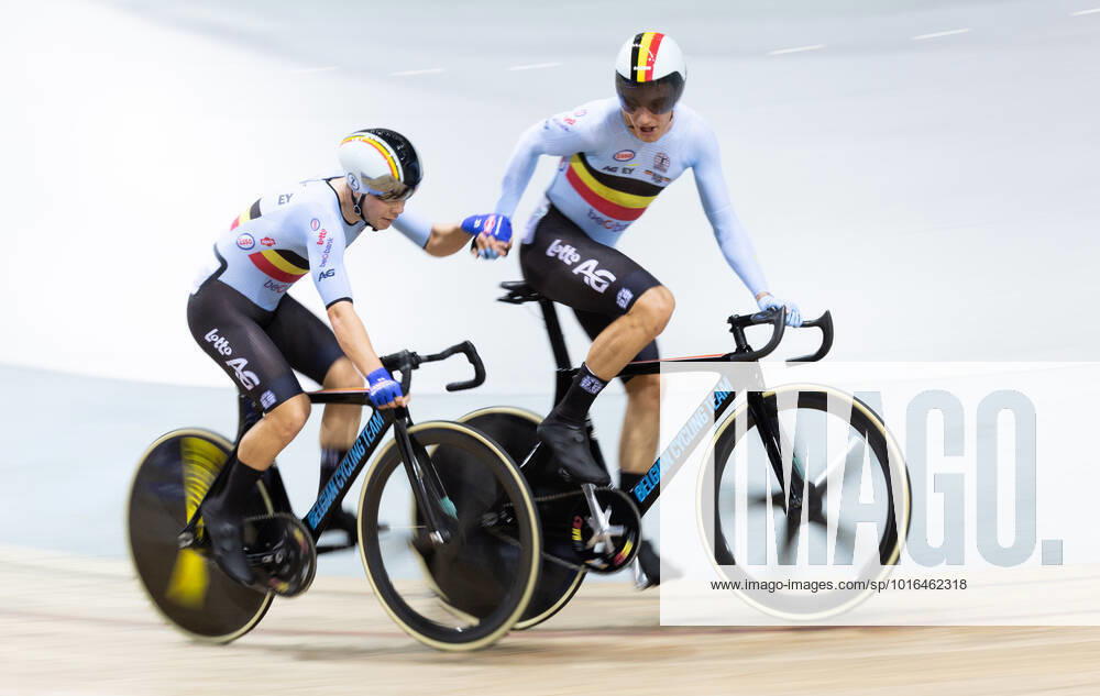 Belgian Fabio Van Den Bossche and Belgian Lindsay De Vylder pictured in action during men s Madison race on day five of the UCI Track World Championships, at the Saint-Quentin-en-Yvelines velodrome in Montigny-le-Bretonneux, France, Sunday 16 October 2022. The World Championships take place from 12 to 16 October 2022. BENOITxDOPPAGNE x47147817x
