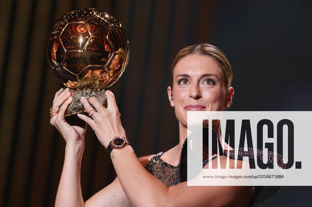 KW42 (221018) -- PARIS, Oct. 18, 2022 -- FC Barcelona, Barca s Spanish midfielder Alexia Putellas receives her second Woman Ballon d Or award during the 2022 Ballon d Or France Football award ceremony at the Theatre du Chatelet in Paris, France, Oct. 17, 2022. ) (SP)FRANCE-PARIS-FOOTBALL-BALLON D OR CEREMONY GaoxJing