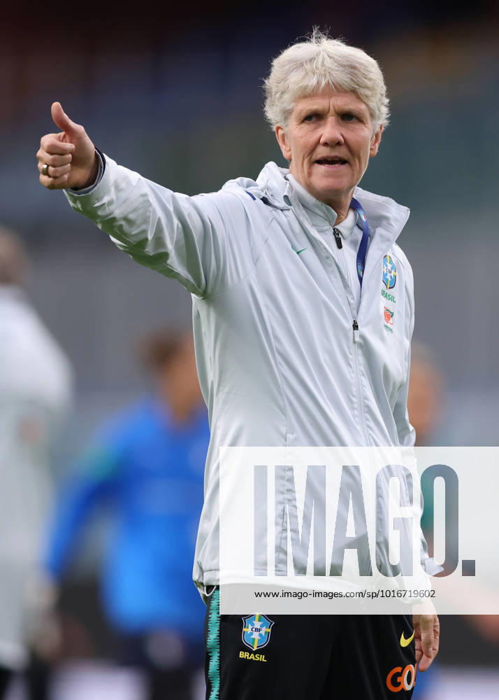 Genoa, Italy, 10th October 2022. Pia Sundhage Head coach of Brazil reacts during the warm up prior to kick off in the International Friendly, Länderspiel, Nationalmannschaft match at Luigi Ferraris, Genoa. Picture credit should read: Jonathan Moscrop Sportimage . SPI-1906-0130