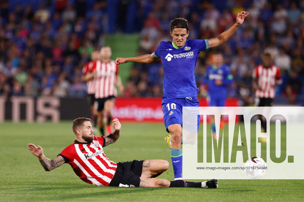 Enes Unal of Getafe and Inigo Martinez of Athletic Club in action during the spanish league, La Liga Santander, football match played between Getafe CF and Athletic Club de Bilbao at Coliseum Alfonso Perez stadium on October 18, 2022, in Getafe, Madrid, Spain. GETAFE SPAIN - ZUMAa181 20221018_zaa_a181_079