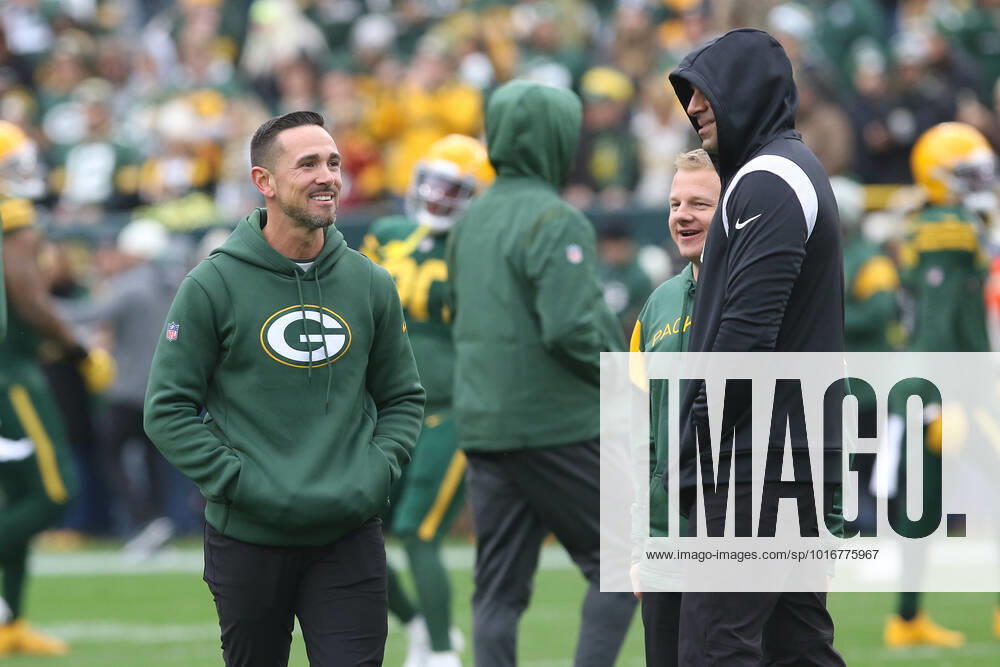 GREEN BAY, WI - OCTOBER 16: Green Bay Packers head coach Matt LaFleur and New York Jets head coach Robert Saleh talk during a game between the Green Bay Packers and the New York Jets at Lambeau Field on October 16, 2022 in Green Bay, WI. (Photo by Larry Radloff Icon Sportswire) NFL, American Football Herren, USA OCT 16 Jets at Packers Icon2210160048