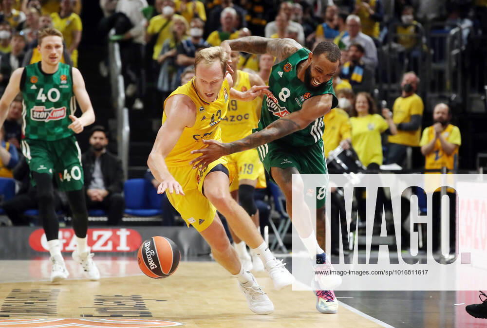 Luke Sikma, Derrick Williams duel game scene action sports basketball Euroleague EL men season 2022 2023 19 10 2022 ALBA Berlin vs Panathinaikos Athens