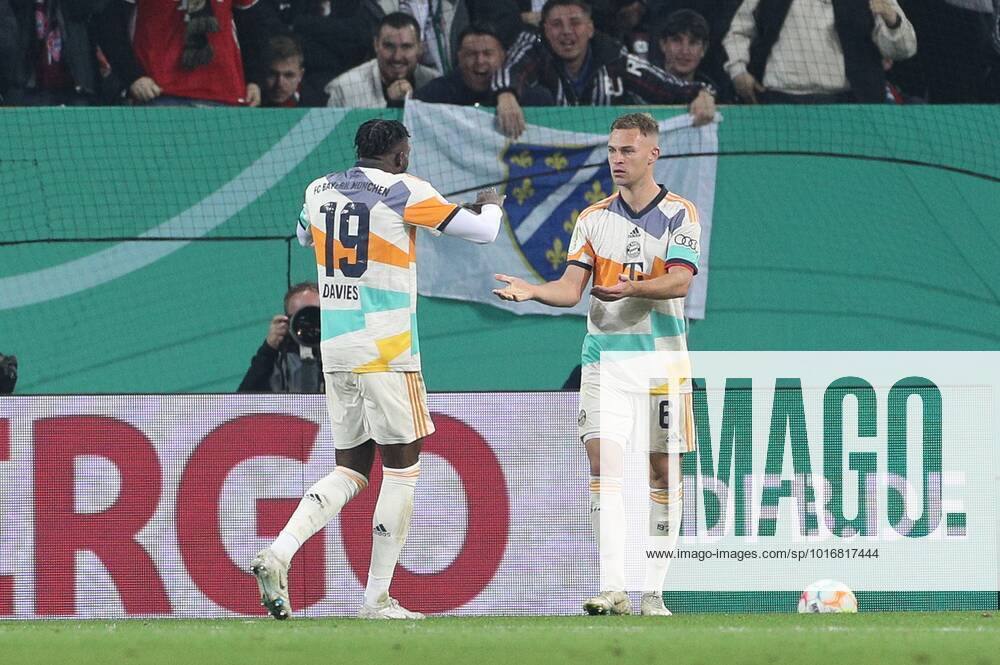 Goal celebration of Alphonso Davies 19 FC Bayern Muenchen , Joshua Kimmich 6 FC Bayern Muenchen to 1 2, FC Augsburg vs FC Bayern Muenchen, football, DFB Pokal, 2 round, 19 10 2022 DFB regulations prohibit any use of photographs as image sequences and or quasi video Augsburg Bayern Deutschland