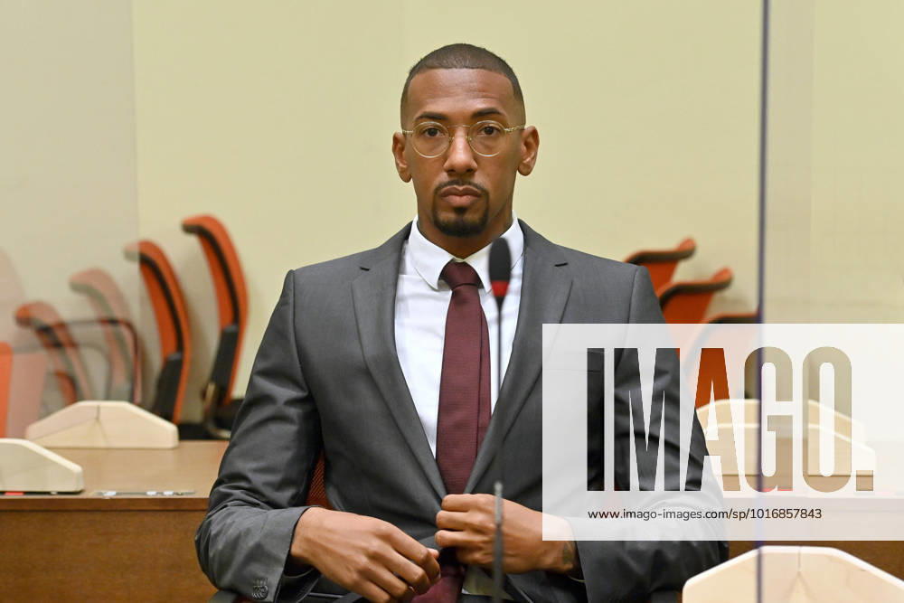 Jerome BOATENG takes a seat, single picture, cut single motive, half figure, half figure Criminal proceedings against Jerome B because of the suspicion of the body injury Caribbean on 20 10 2022 before the higher regional court Munich II, OLG Â