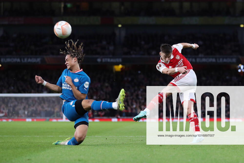 Arsenal gegen PSV Eindhoven 20. Oktober 2022, London Europa League Gruppenphase Arsenal gegen PSV Eindhoven Kieran Tierney von Arsenal spielt den Ball volley zu Xavi Simons von PSV Eindhoven Foto Jacques Feeney Abseits London UK