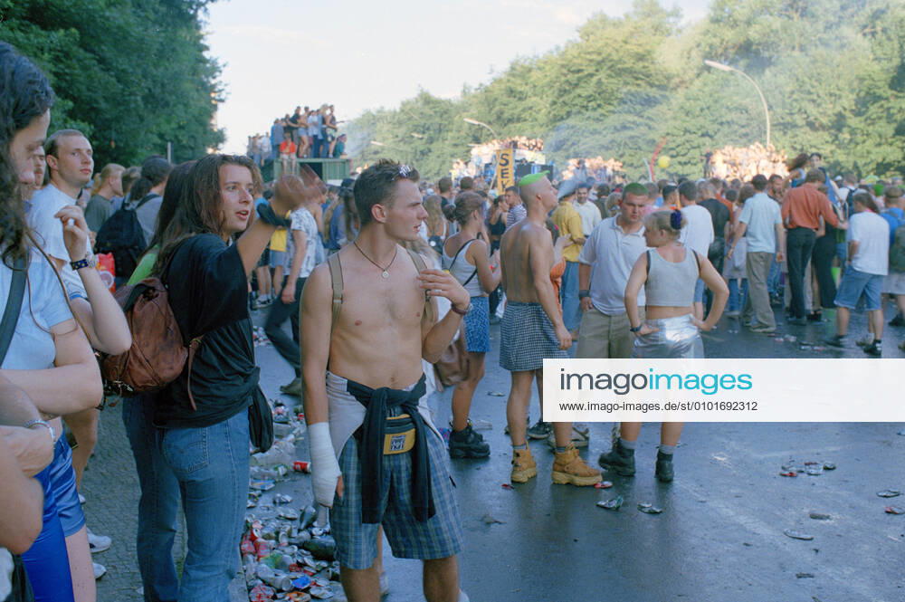 The Loveparade 1997 on the Straße des 17 Juni between Ernst Reuter Platz and Brandenburg Gate as well as on the green spaces of the Tiergarten Berlin, 12 07 1997 Foto:xF.xFuturexImage