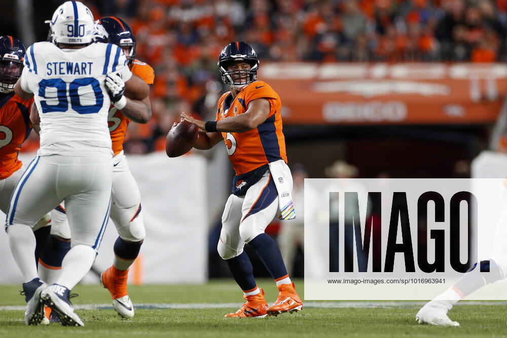 DENVER, CO - OCTOBER 06: Denver Broncos quarterback Russell Wilson (3) looks for an open receiver during an NFL, American Football Herren, USA game between the Indianapolis Colts and the Denver Broncos at Empower Field at Mile High on October 06, 2022 in Denver, Colorado. (Photo by Brandon Sloter Icon Sportswire) NFL: OCT 06 Colts at Broncos Icon221006136