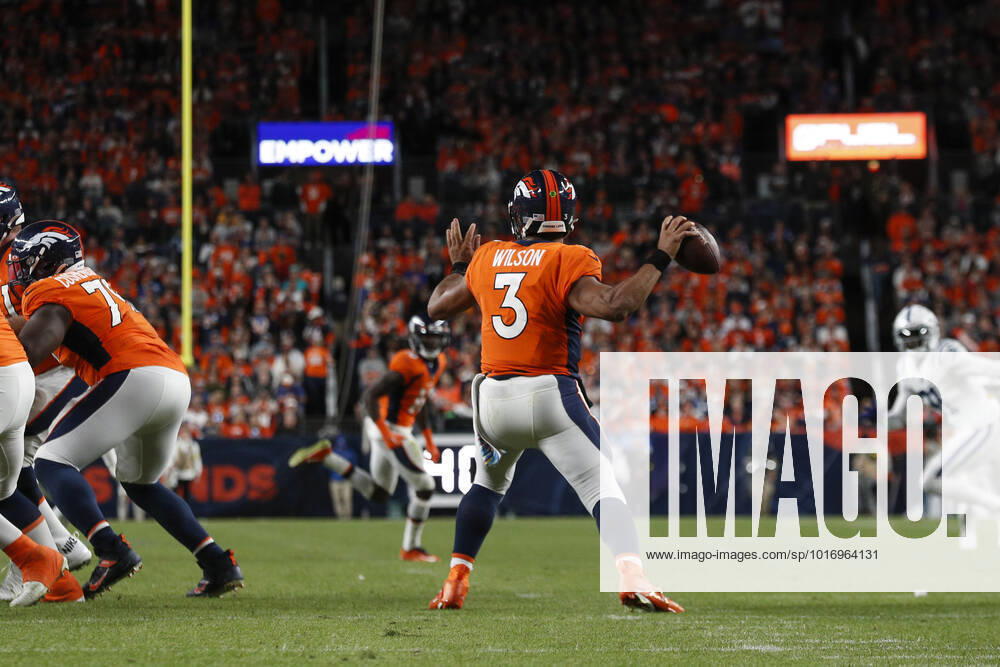 DENVER, CO - OCTOBER 06: Denver Broncos quarterback Russell Wilson (3) passes the ball during an NFL, American Football Herren, USA game between the Indianapolis Colts and the Denver Broncos at Empower Field at Mile High on October 06, 2022 in Denver, Colorado. (Photo by Brandon Sloter Icon Sportswire) NFL: OCT 06 Colts at Broncos Icon221006156