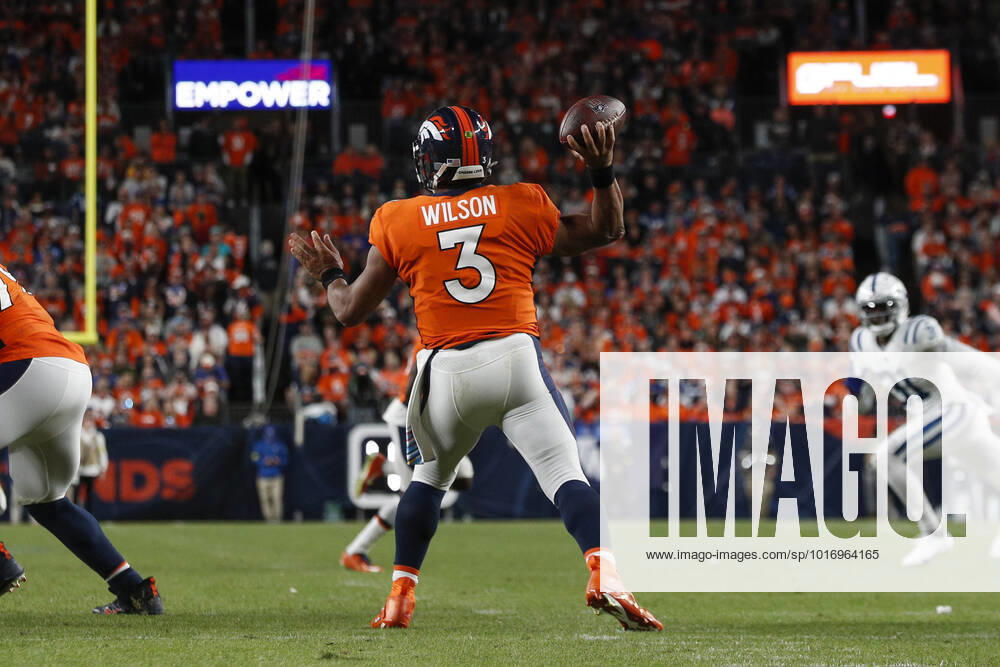 DENVER, CO - OCTOBER 06: Denver Broncos quarterback Russell Wilson (3) passes the ball during an NFL, American Football Herren, USA game between the Indianapolis Colts and the Denver Broncos at Empower Field at Mile High on October 06, 2022 in Denver, Colorado. (Photo by Brandon Sloter Icon Sportswire) NFL: OCT 06 Colts at Broncos Icon221006157