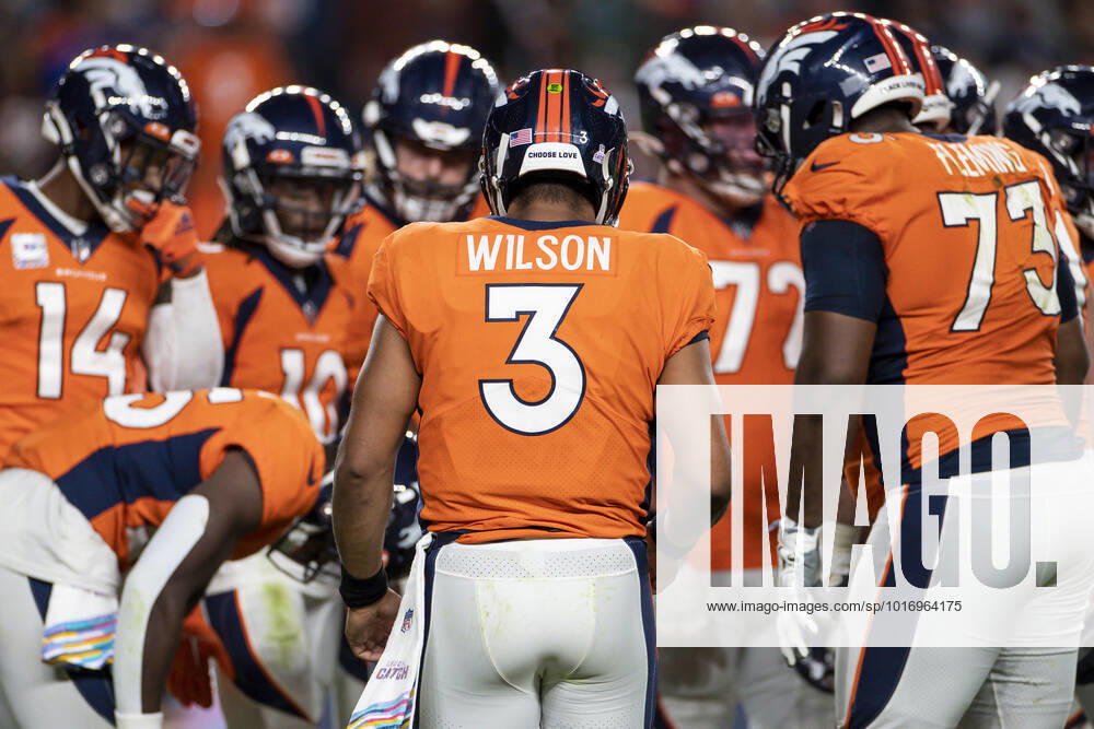 DENVER, CO - OCTOBER 06: Denver Broncos quarterback Russell Wilson (3) leads an offensive group huddle during an NFL, American Football Herren, USA game between the Indianapolis Colts and the Denver Broncos at Empower Field at Mile High on October 06, 2022 in Denver, Colorado. (Photo by Brandon Sloter Icon Sportswire) NFL: OCT 06 Colts at Broncos Icon221006160