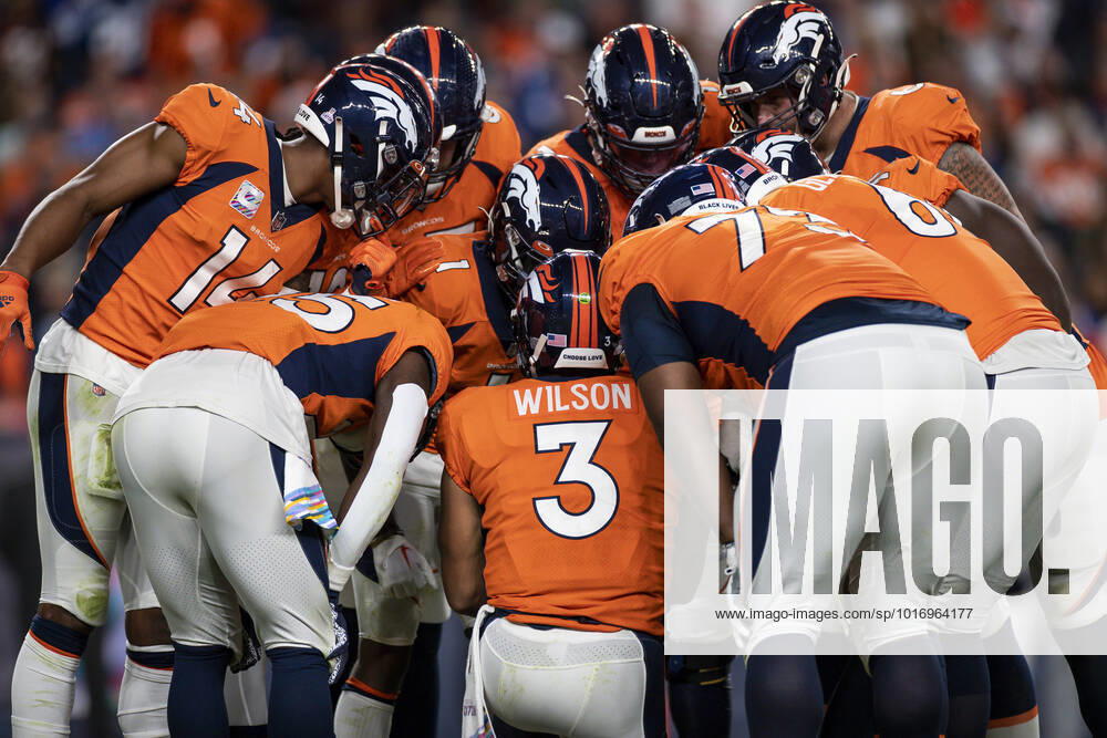 DENVER, CO - OCTOBER 06: Denver Broncos quarterback Russell Wilson (3) leads an offensive group huddle during an NFL, American Football Herren, USA game between the Indianapolis Colts and the Denver Broncos at Empower Field at Mile High on October 06, 2022 in Denver, Colorado. (Photo by Brandon Sloter Icon Sportswire) NFL: OCT 06 Colts at Broncos Icon221006161