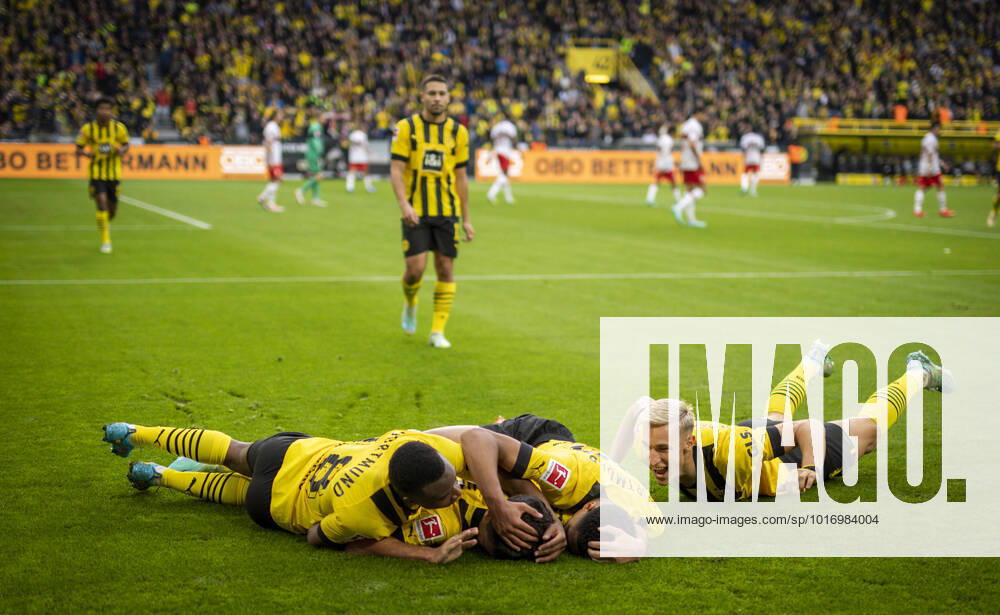 goal celebration Youssoufa Moukoko BVB , Giovanni Reyna BVB , Jude Bellingham BVB , Nico Schlotterbeck BVB Borussia Dortmund VfB Stuttgart football season 2022 23 Photo Moritz Müller