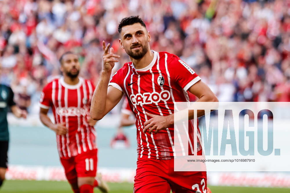 Goal celebration at Vincenzo Grifo SC Freiburg, 32 after his goal to 2 0 , GER, SC Freiburg vs SV Werder Bremen, Football, Bundesliga, 11 Matchday, Season 2022 2023, 22 10 2022 DFL REGULATES PROHIBIT ANY USE OF PHOTOGRAPHS AS IMAGE SEQUENCES AND OR QUASI VIDEO GER, SC Freiburg vs SV Werder Bremen, Football, Bundesliga, 11 Matchday, Season 2022 2023, 22 10 2022 Freiburg im Breisgau
