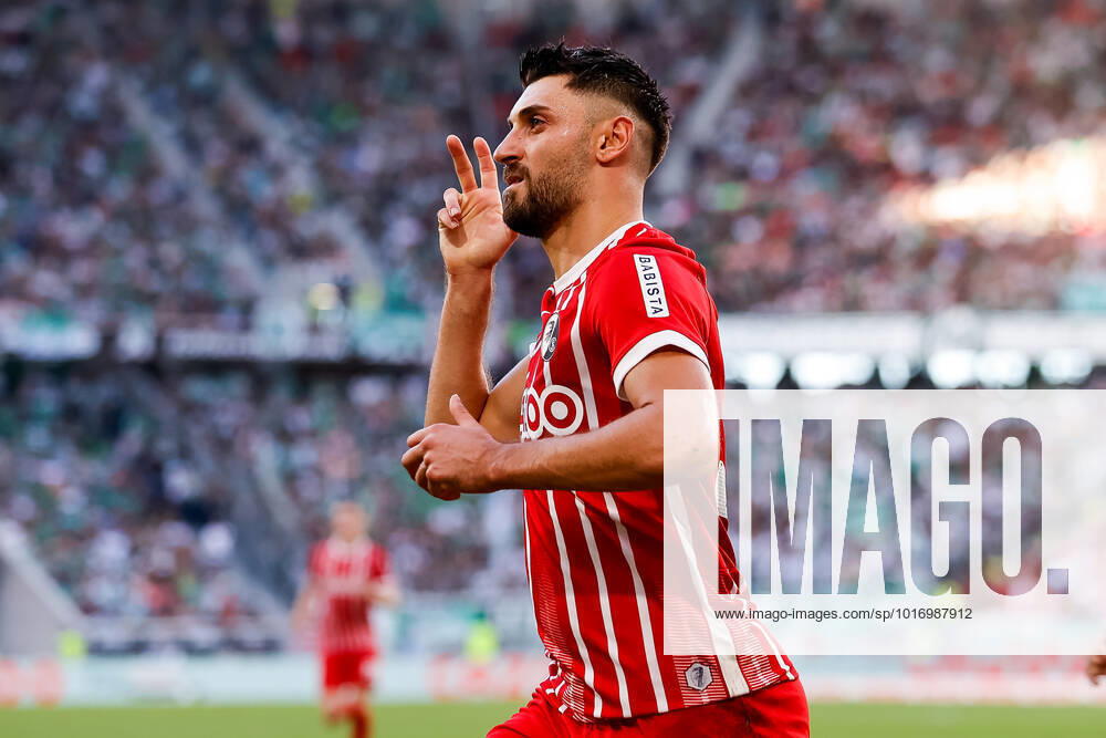 Goal celebration at Vincenzo Grifo SC Freiburg, 32 after his goal to 2 0 , GER, SC Freiburg vs SV Werder Bremen, Football, Bundesliga, 11 Matchday, Season 2022 2023, 22 10 2022 DFL REGULATES PROHIBIT ANY USE OF PHOTOGRAPHS AS IMAGE SEQUENCES AND OR QUASI VIDEO GER, SC Freiburg vs SV Werder Bremen, Football, Bundesliga, 11 Matchday, Season 2022 2023, 22 10 2022 Freiburg im Breisgau