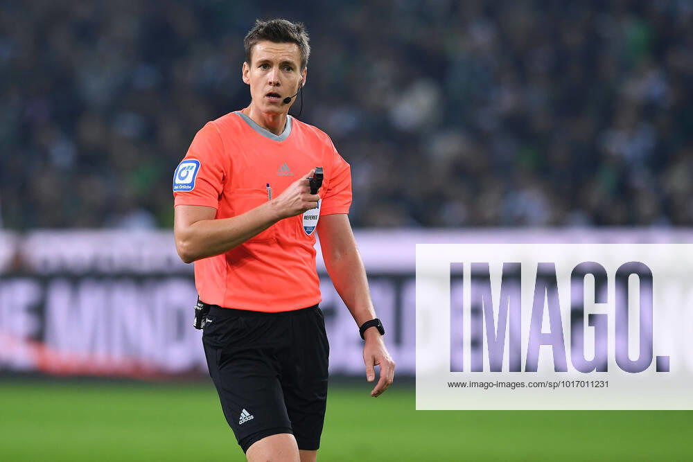 Soccer 1 Bundesliga 11 Matchday Borussia Mönchengladbach Eintracht Frankfurt on 22 10 2022 at Borussia Park in Mönchengladbach referee Daniel Siebert Berlin DFL regulations prohibit any use of photographs as image sequences and or quasi video xRx