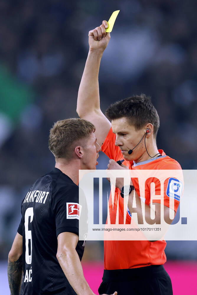 JAKIC Kristijan Team Eintracht Frankfurt with referee SIEBERT Daniel DFL Bundesliga Season 2022 2023 Match Borussia Moenchengladbach Eintracht Frankfurt on 22 10 2022 in Moenchengladbach DFL REGULATES PROHIBIT ANY USE OF PHOTOGRAPHS as IMAGE SEQUENCES and or QUASI VIDEO