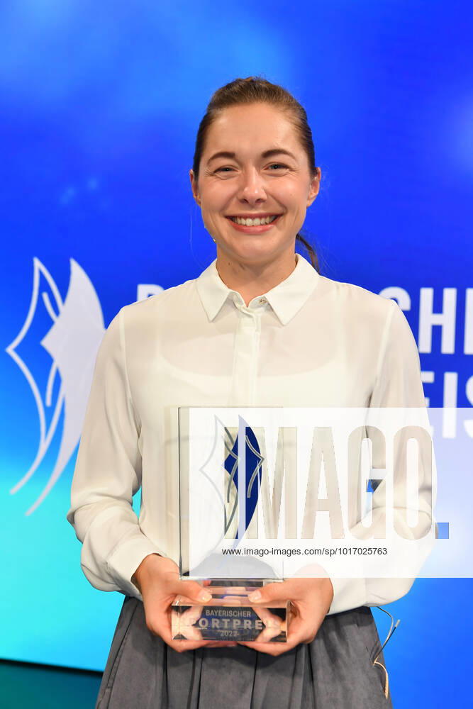 Gina Lückenkemper Award of the Bavarian Sports Award 2022 honor, award, prize BMW World Munich 22 October 2022