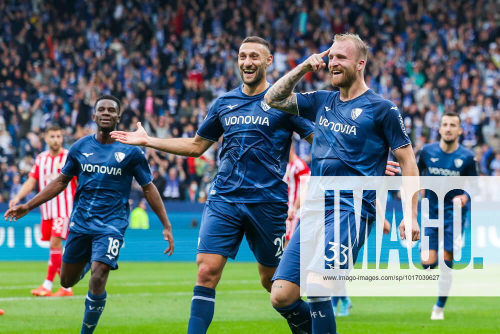 Football, 2022 2023 season, 1 Bundesliga, 11 matchday, VfL Bochum 1848 1 FC Union Berlin, f l Jordi Osei Tutu VfL Bochum 1848 , Ivan Ordets VfL Bochum 1848 , Philipp Hofmann VfL Bochum 1848 celebrate the goal to 1 0, Photo Dennis Ewert RHR PHOTO xRHR PHOTO DEx