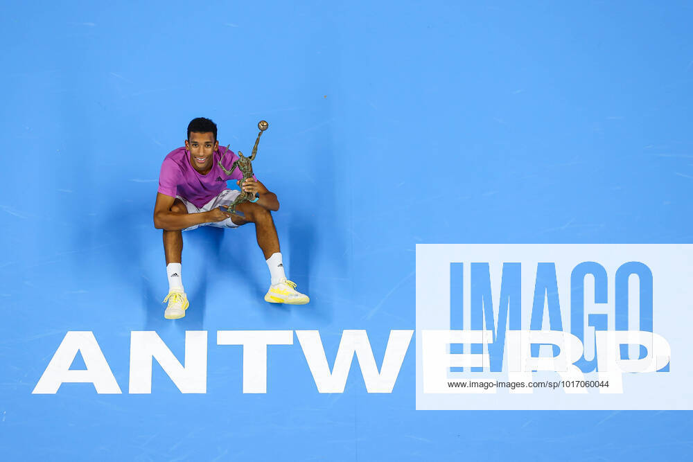 KW42 Canadian Felix Auger-Aliassime poses for the photographer with the winners trophy after the men s singles final match between Canadian Auger-Aliassime and American Corda, at the European Open Tennis ATP, Tennis Herren tournament, in Antwerp, Sunday 23 October 2022. DAVIDxPINTENS x47439754x
