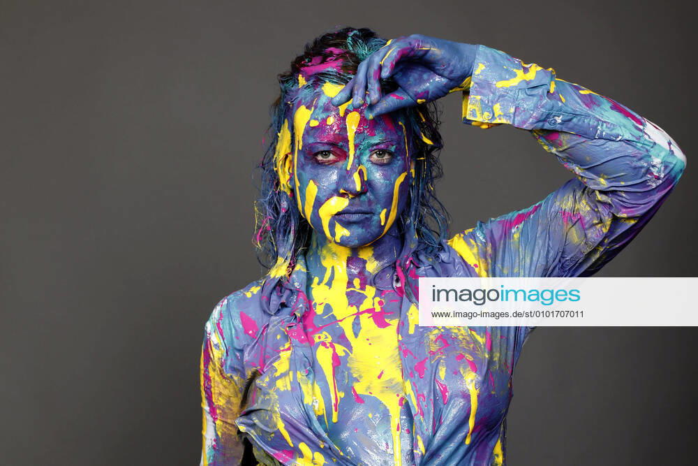 BODYART Colour Shirt Performance with Model Alena at Atelier Düsterwald Hameln, 16 06 2020 BodyArt artist Jörg Düsterwald Foto:xT.xSkupinx xFuturexImage