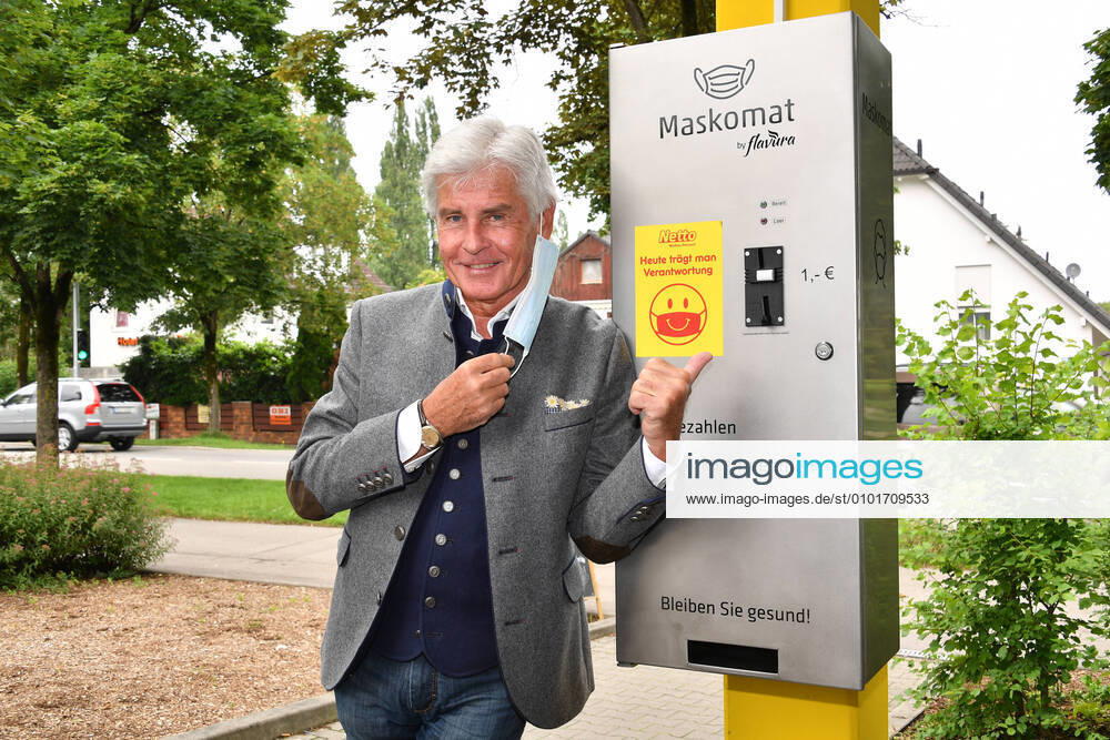 Frederic Meisner action I buy an E Inauguration of the first Maskomat protective masks disposable masks net discounter supermarket grocery store Munich 17 June 2020