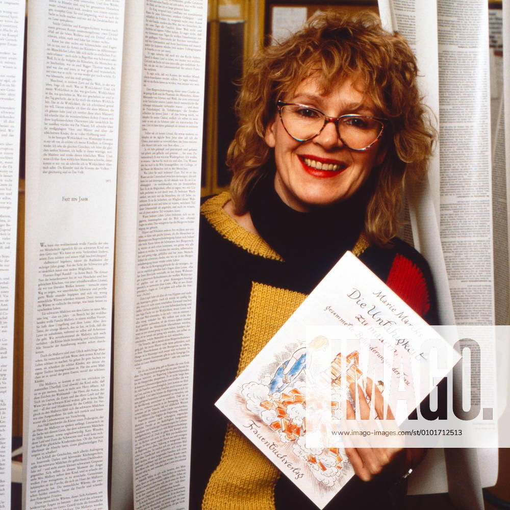 Antje Kunstmann Antje Kunstmann, deutsche Herausgeberin und Verlegerin, mit dem Buch Die Unfähigkeit zu mauern von Autorin Marie Marcks, Deutschland 1988. German editor and publisher Antje Kunstmann, Germany 1988., Deutschland