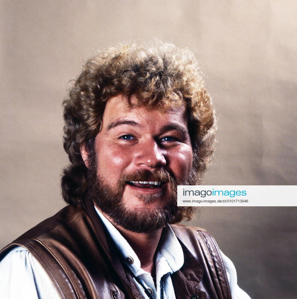 Peter Petrel Peter Petrel, deutscher Schlagersänger, bei einem Fotoshoozing, Deutschland 1984. German schlager singer Peter Petrel during a photo shoot, Germany 1984., Deutschland