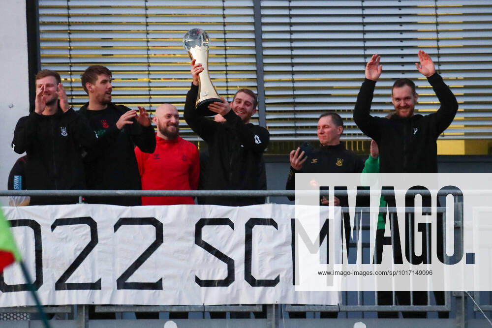 handball IHF Super Globe, arrival of the club world champion, v l Lukas Mertens Magdeburg, 22 with cup Magdeburg.