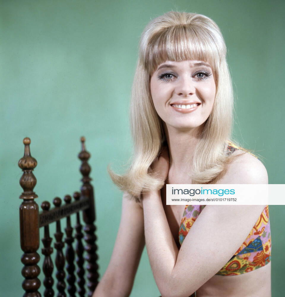 Hanni Vanhaiden Hanni Vanhaiden, deutsche Fernsehansagerin und Moderatorin bei einem Fotoshooting, Deutschland Anfang 1970. Hanni Vanhaiden, German television announcer and presenter at a photo shoot, Germany early 1970., Deutschland