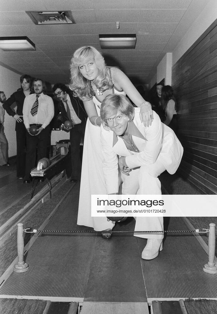 Howard Carpendale Howard Carpendale, südafrikanischer Säger mit Ehefrau Claudia Herzfeld auf einer Kegelbahn in Hamburg, Deutschland um 1977. South aFrican singer Howard Carpendale with his wife Claudia Herzfeld at a skittle alley im Hamburg, Germany around 1977., Hamburg Hamburg Deutschland
