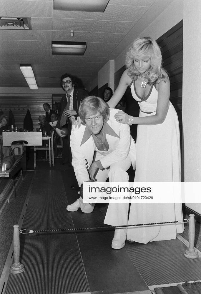 Howard Carpendale Howard Carpendale, südafrikanischer Säger mit Ehefrau Claudia Herzfeld auf einer Kegelbahn in Hamburg, Deutschland um 1977. South aFrican singer Howard Carpendale with his wife Claudia Herzfeld at a skittle alley im Hamburg, Germany around 1977., Hamburg Hamburg Deutschland