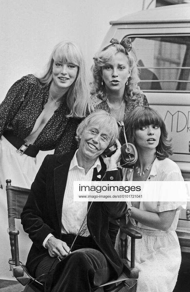 Beate Uhse Beate Uhse, deutsche Unternehmenerin, mit drei ihrer Mitarbeiterinnen in Flensburg, Deutschland um 1985. German entrepreneur Beate Uhse with three of her staff members at Flensburg, Germany around 1985., Flensburg Schleswig-Holstein Deutschland