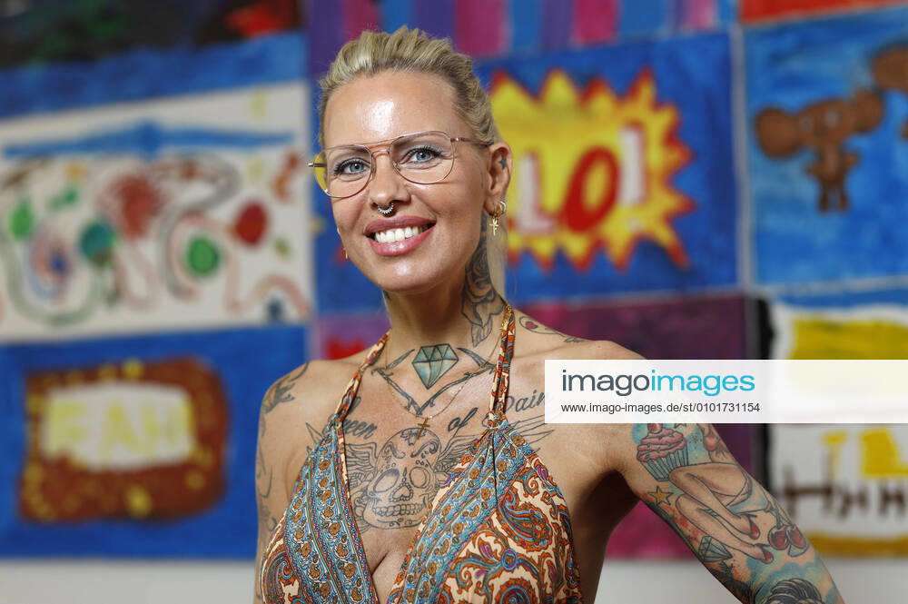 Miss Sugar handing over the cheque to the childrens project Die Arche Cologne, 18 06 2020 Foto:xC.xFuturexImage