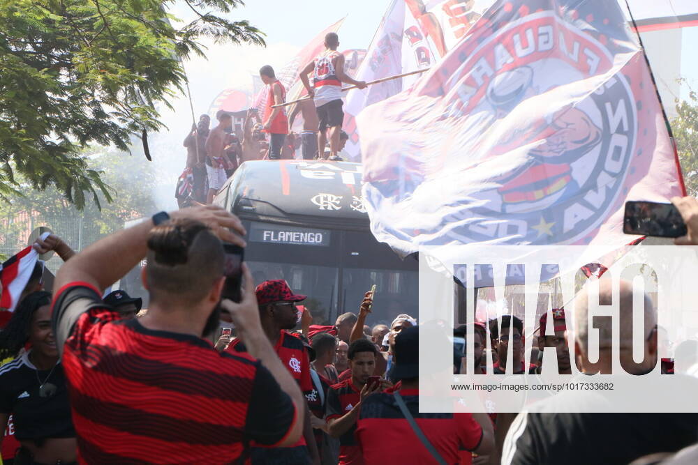 Flamengo Fans support of their team as they embark at Galeao Airport for Libertadores Final in Ecuador October 26, 2022, Rio de Janeiro, Brazil: From the departure of Ninho do Urubu to the vicinity of Galeao Airport, where it embarks towards Ecuador, AeroFla had fans everywhere and on bus and lots of partying with police protection. More than a thousand fans come to support the team at Galeao international airport. Credit: Jose Lucena TheNews2 (Foto: Jose Lucena TheNews2 imago images) SPO