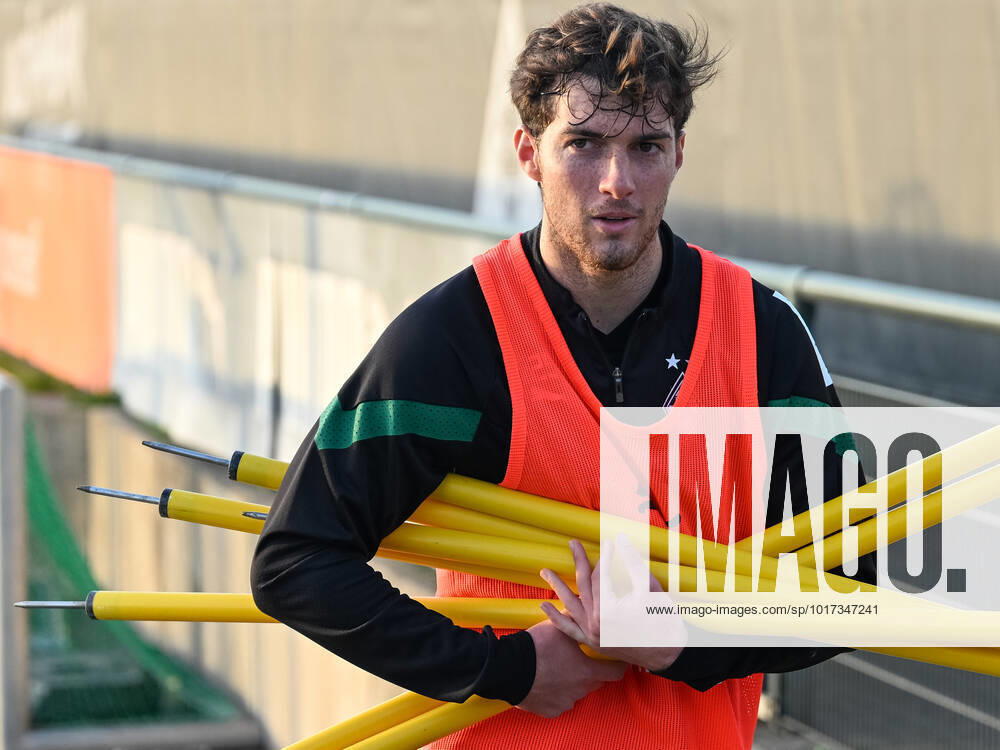 Joe Scally Borussia Moenchengladbach, 29 on the way to the gym Borussia Monechengladbach, football, Bundesliga, training, season 2022 2023, 26 10 2022 Borussia Monechengladbach, football, Bundesliga, training, season 2022 2023, 26 10 2022 Moenchengladbach