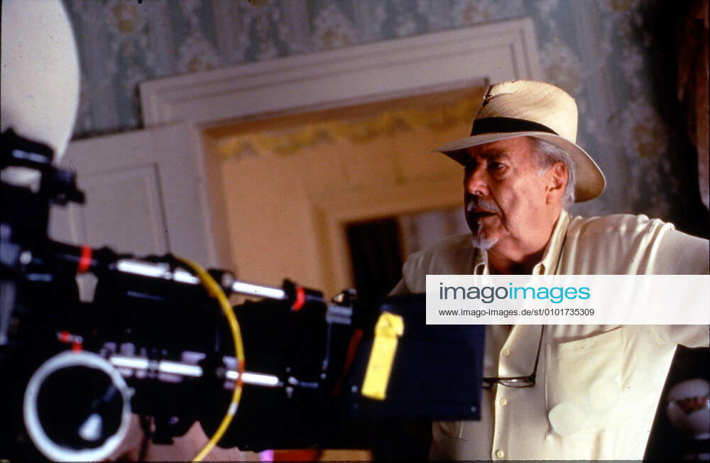 COOKIES FORTUNE COOKIES FORTUNE (US 1999) DIRECTOR, ROBERT ALTMAN Picture from the Ronald Grant Archive COOKIES FORTUNE US 1999 director ROBERT ALTMAN Date: 1999. Strictly editorial use only in conjunction with the promotion of the film. Credit line mandatory. This image is copyright of the film company and is supplied under the terms of issue as film still. No commercial or book cover use permitted without prior consent from the film company. Mandatory credit line: Image courtesy Ronald Grant Archive Mary Evans