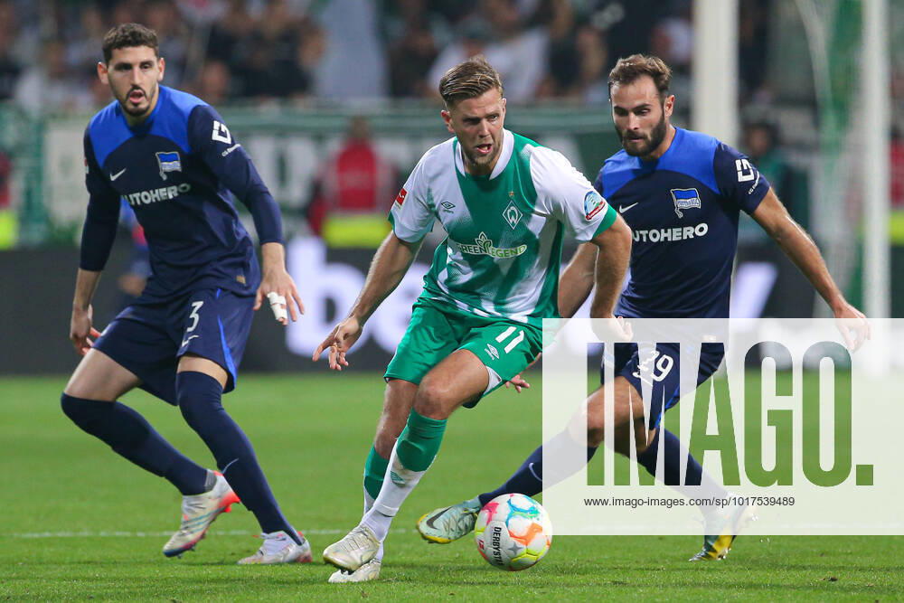 F l Agustin Rogel Hertha BSC Berlin, 3 , Niclas Füllkrug SV Werder Bremen, 11 and Lucas Tousart Hertha BSC Berlin, 29 in duel, duel, dynamics, action, game scene, THE DFL DIRECTIVES PROHIBIT ANY USE OF PHOTOGRAPHS AS IMAGE SEQUENCES AND OR VIDEOA HNUAL PHOTOSTRACKS DFL REGULATES PROHIBIT ANY USE OF PHOTOGRAPHS AS IMAGE SEQUENCES AND OR QUASI VIDEO , 28 10 2022, Bremen Germany , Football, Bundesliga, SV Werder Bremen Hertha BSC