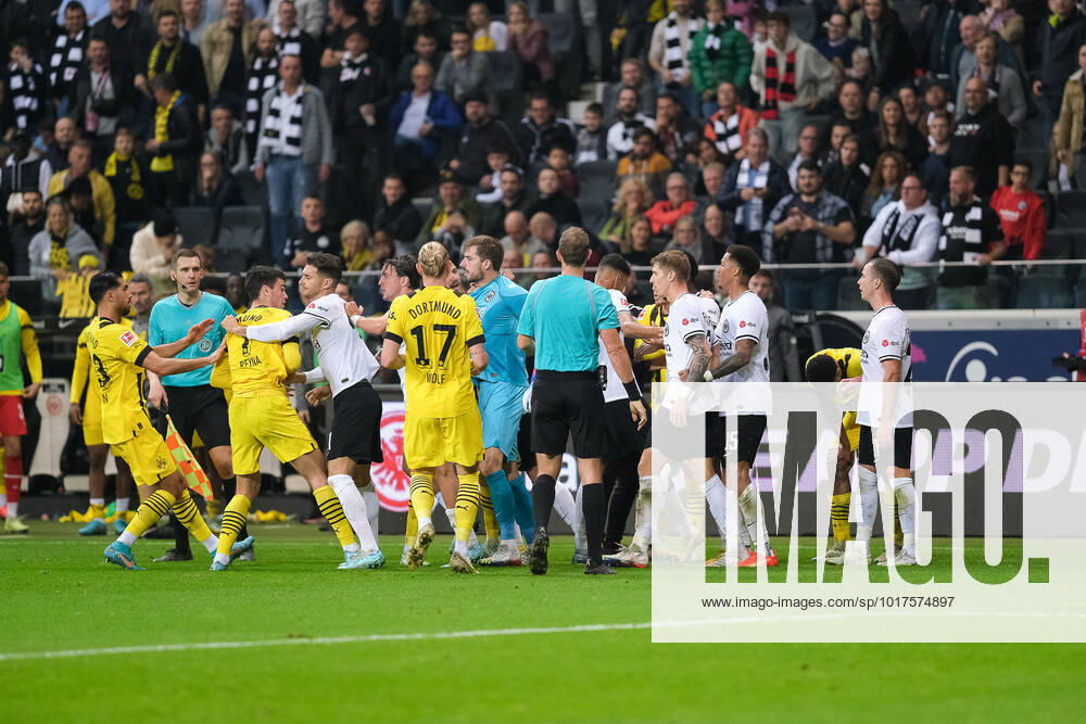 Rudelbildung, Eintracht Frankfurt vs Borussia Dortmund, Football, 1 Bundesliga, 12 Spieltag, Saison 2022 2023, 29 10 2022, DFL REGULATES PROHIBIT ANY USE OF PHOTOGRAPHS AS IMAGE SEQUENCES AND OR QUASI VIDEO Eintracht Frankfurt vs Borussia Dortmund, Football, 1 Bundesliga, 12 Spieltag, Saison 2022 2023, 29 10 2022 Frankfurt am Main, Germany