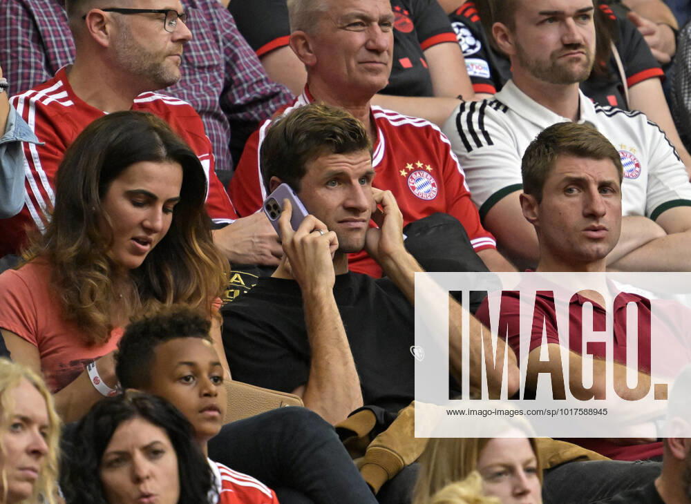 Football 1 Bundesliga 2022 2023, 12 Matchday, FC Bayern München 1 FSV Mainz 05, at Allianz Arena Munich center Thomas Müller FC Bayern München telephoning on the stand , left wife Lisa, right brother Simon Müller DFL and DFB regulations prohibit any use of photographs as image sequences and or quasi video
