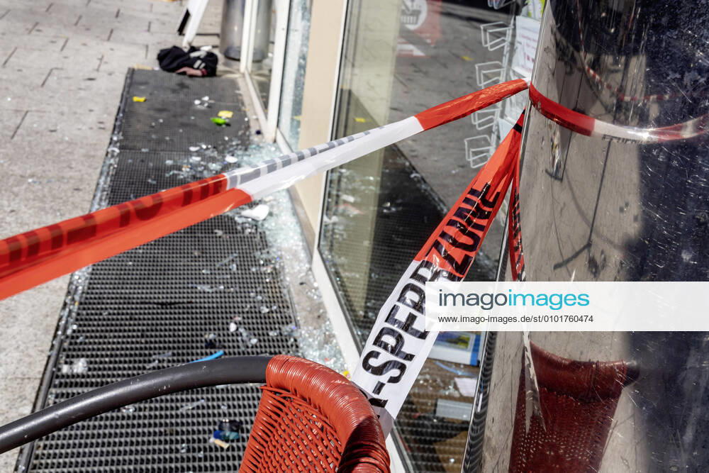 Clean-up work after rioting in Stuttgart city centre Around 500 people flocked together in the night from Sunday, shop windows destroyed and looted The main areas of focus were Marienstrasse and the pedestrian zone Königsstrasse 20 06 2020, Stuttgart, Baden Württemberg, Germany