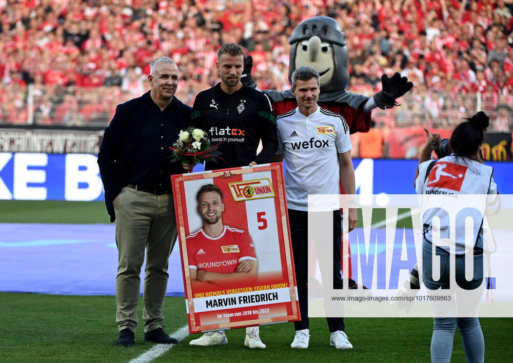 Football, men, season 2022 2023, 1 Bundesliga 12 matchday , 1 FC Union Berlin Borussia Mönchengladbach, farewell Marvin Friedrich Borussia Mönchengladbach , f l President Dirk Zingler 1 FC Union , Marvin Friedrich Borussia Mönchengladbach , Michael Parensen Technical Director of the Licensed Player Department of 1 FC Union Berlin , mascot knight club 1 FC Union , 30 10 2022,