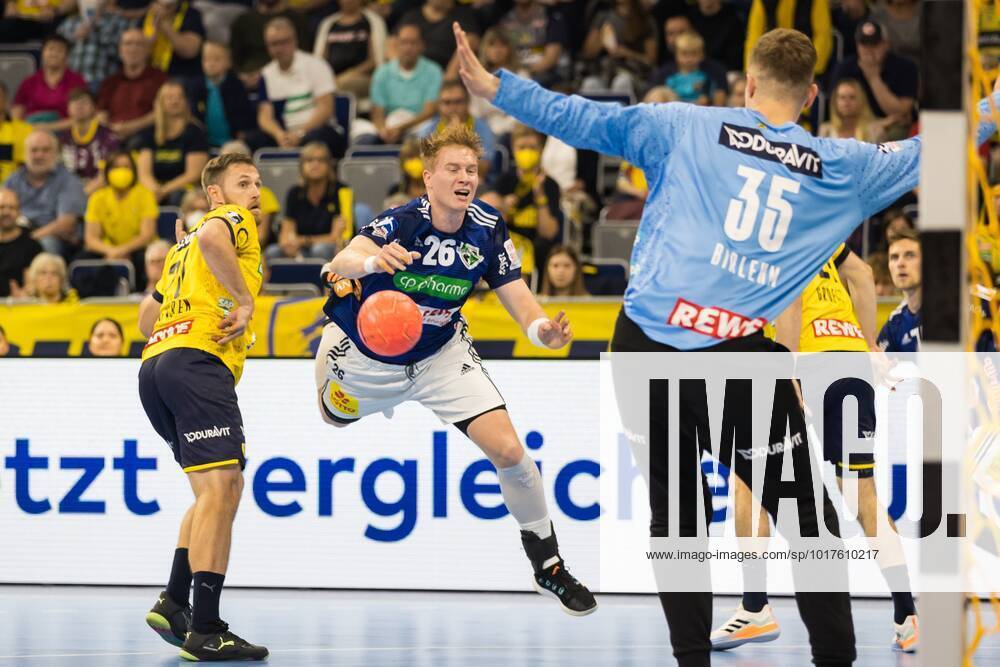 Jonathan Edvardsson TSV Hannover Burgdorf free in front of Joel Birlehm Rhein Neckar Loewen , Rhein Neckar Loewen vs TSV Hannover Burgdorf, LIQUI MOLY Handball Bundesliga, 30 10 2022 Photo Eibner Rhein Neckar Loewen vs TSV Hannover Burgdorf, LIQUI MOLY Handball Bundesliga