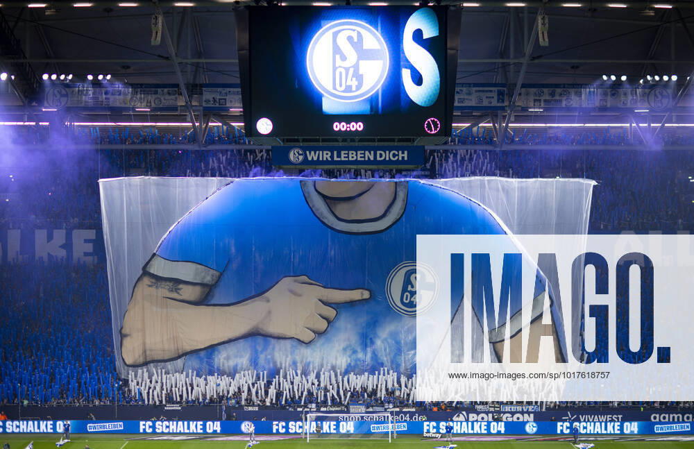 Gelsenkirchen choreography Schalke 04 jersey with emblem Schalke 04 SC Freiburg football DFL, season 2021 22 photo Moritz Müller